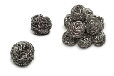 Bulaşık süngeri beyaz arka planda izole edilmiş. Temizleyici, mutfak kazıyıcısı.. 