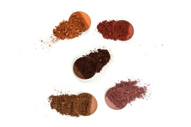 Makyaj malzemeleri. Göz farı ezilmiş palet, beyaz arka planda izole edilmiş renkli göz farı tozu..