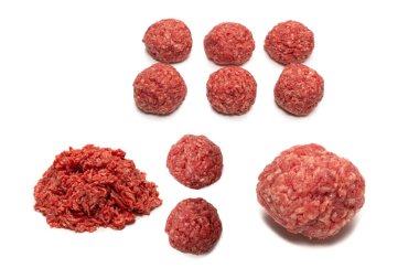 Beyaz arkaplanda çiğ et topları izole.
