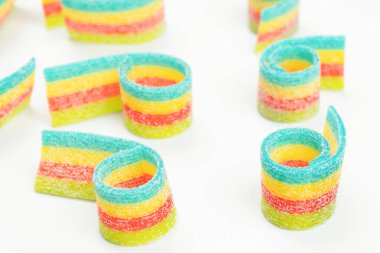 Renkli sakızlı şekerler. Üst Manzara. Jöleli çörekler. Jelibon. Beyaz bir arkaplanda izole edilmiş. 