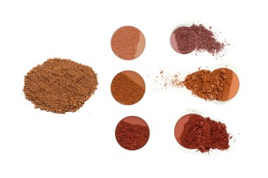 Makyaj malzemeleri. Kahverengi göz farı ezilmiş palet, beyaz arka planda izole edilmiş renkli göz farı tozu..