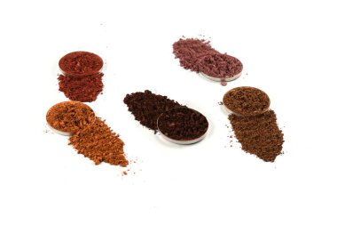 Makyaj malzemeleri. Göz farı ezilmiş palet, beyaz arka planda izole edilmiş renkli göz farı tozu..