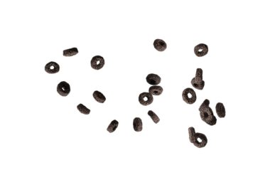 Çikolata halkaları gevrekleri bir kaseye dökülür. Kahvaltıda. Beyaz bir arkaplanda izole edilmiş. 