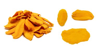 Beyaz arka planda izole edilmiş kuru, lezzetli mango dilimleri. Üst görünüm. 