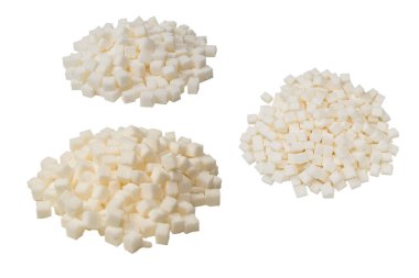 Beyaz arkaplanda izole edilmiş bir küp şeker yığını. 