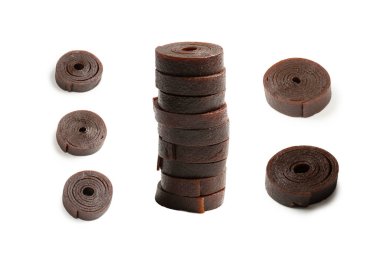 Doğal tatlı, beyaz arka planda izole edilmiş meyveli pastil. Doğal şeker, pastil rulosu.. 