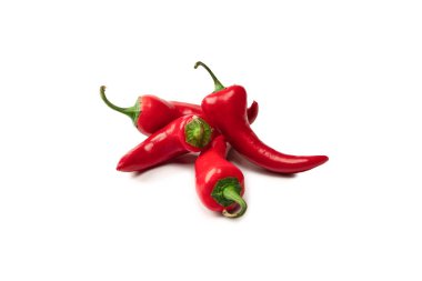 Kırmızı kırmızı kırmızı biber beyaz arkaplanda izole edilmiş.. 