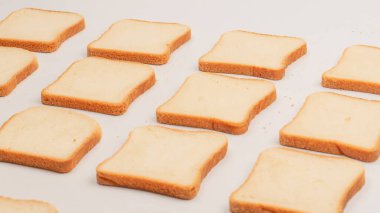 Beyaz arka planda izole edilmiş lezzetli ekmek dilimleri, üst manzara. 