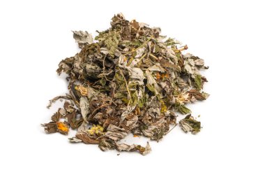 Beyaz arka planda kuru çay yaprakları ve kuru meyveler.. 