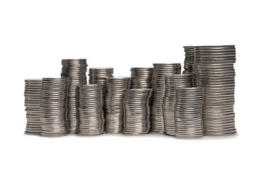 Beyaz arka planda izole edilmiş bozuk para yığını. Bankacılık ve para. 