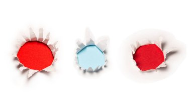 Kırmızı arkaplanda beyaz kağıtta bir delik, boşluğu kopyala. 