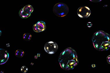 Sabun köpükleri siyah arka planda izole edilmiş. Boşluğu kopyala. 