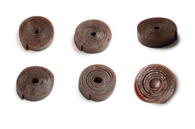 Doğal tatlı, beyaz arka planda izole edilmiş meyveli pastil. Doğal şeker, pastil rulosu.. 