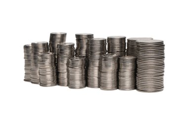 Beyaz arka planda izole edilmiş bozuk para yığını. Bankacılık ve para. 