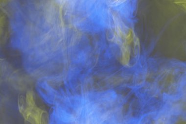 Siyah arka planda mavi buhar. Boşluğu kopyala.