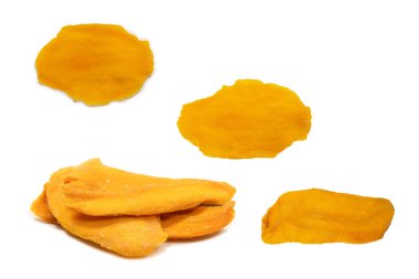Beyaz arka planda izole edilmiş kuru, lezzetli mango dilimleri. Üst görünüm. 