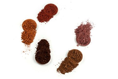 Makyaj malzemeleri. Göz farı ezilmiş palet, beyaz arka planda izole edilmiş renkli göz farı tozu..