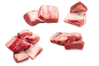 Beyaz arka planda çiğ pirzola. Üst görünüm. 