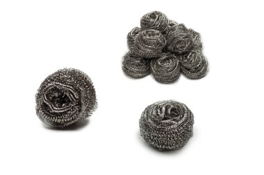 Bulaşık süngeri beyaz arka planda izole edilmiş. Temizleyici, mutfak kazıyıcısı.. 