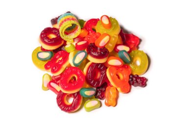 Renkli sakızlı şekerler. Üst Manzara. Jöleli çörekler. Jelibon. Beyaz bir arkaplanda izole edilmiş. 