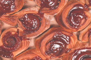 Baharatlı ev yapımı tarçınlı çörekler ve parşömen kağıdında karamel..