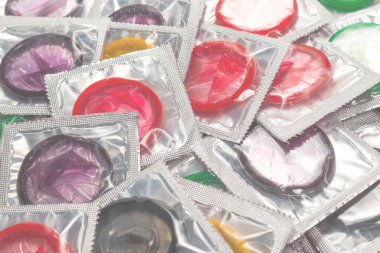 Renkli prezervatifler. Üst görünüm. 