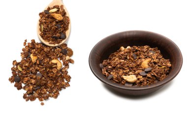 Fındıklı çikolata taneli mısır gevreği. Beyaz arka planda izole edilmiş. 