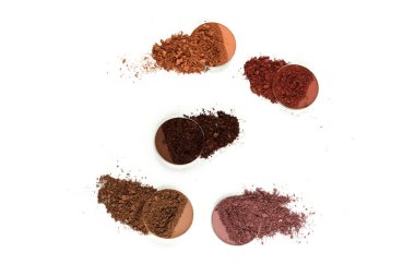 Makyaj malzemeleri. Göz farı ezilmiş palet, beyaz arka planda izole edilmiş renkli göz farı tozu..