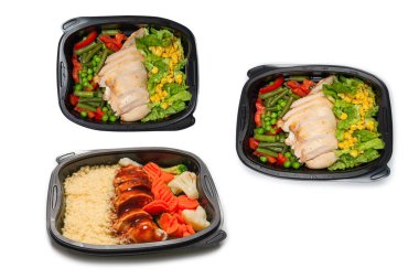 Konteynırda yemek hazır. Teriyaki soslu haşlanmış tavuk, haşlanmış havuç, lahana ve yulaf lapası. Beyaz bir arkaplanda izole edilmiş. 