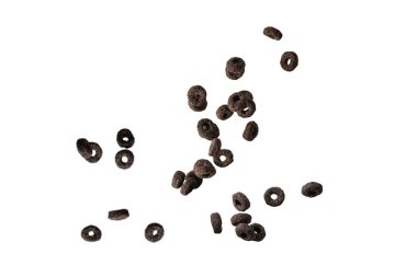 Çikolata halkaları gevrekleri bir kaseye dökülür. Kahvaltıda. Beyaz bir arkaplanda izole edilmiş. 