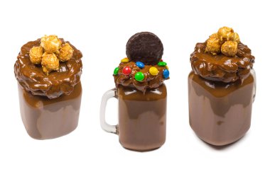 Çikolatalı milkshake, çırpılmış krema, kurabiye, waffle, cam mason kavanozunda servis edilir. 