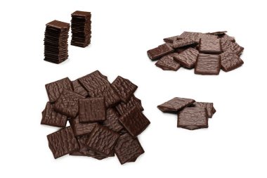 Beyaz arka planda izole edilmiş siyah çikolata şekerleri.. 