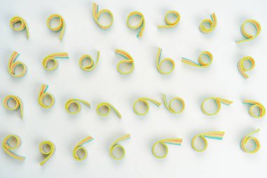 Renkli sakızlı şekerler. Üst Manzara. Jöleli çörekler. Jelibon. Beyaz bir arkaplanda izole edilmiş. 