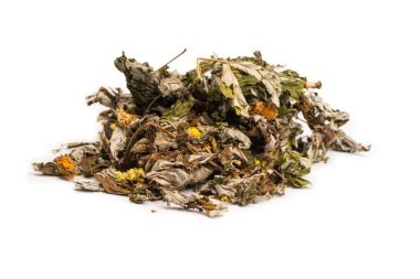 Beyaz arka planda kuru çay yaprakları ve kuru meyveler.. 