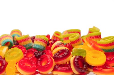 Renkli sakızlı şekerler. Üst Manzara. Jöleli çörekler. Jelibon. Beyaz bir arkaplanda izole edilmiş. 