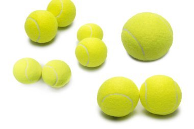 Beyaz arkaplanda izole edilmiş tenis topları. 