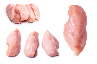 Beyaz arka planda çiğ tavuk filetosu. Üst görünüm. 