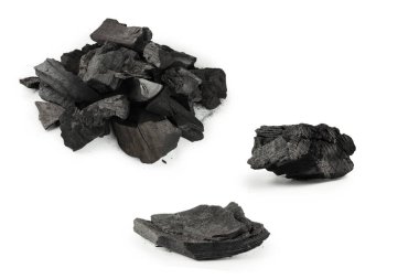Beyaz arka planda siyah meşe kömürü izole edilmiş. 