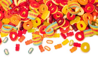 Renkli sakızlı şekerler. Üst Manzara. Jöleli çörekler. Jelibon. Beyaz bir arkaplanda izole edilmiş. 