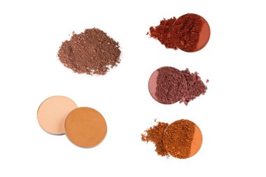 Makyaj malzemeleri. Göz farı ezilmiş palet, beyaz arka planda izole edilmiş renkli göz farı tozu..