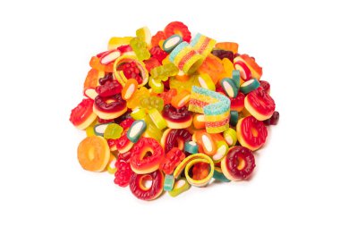 Renkli sakızlı şekerler. Üst Manzara. Jöleli çörekler. Jelibon. Beyaz bir arkaplanda izole edilmiş. 