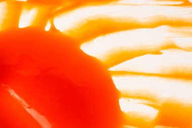 Lezzetli kırmızı sos arka plan olarak sıçrar.