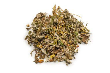 Beyaz arka planda kuru çay yaprakları ve kuru meyveler.. 