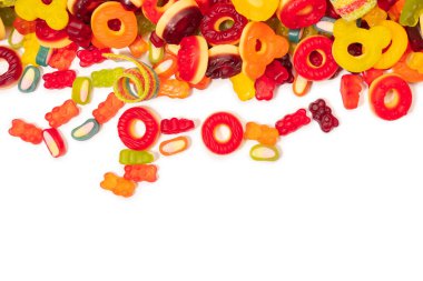 Renkli sakızlı şekerler. Üst Manzara. Jöleli çörekler. Jelibon. Beyaz bir arkaplanda izole edilmiş. 