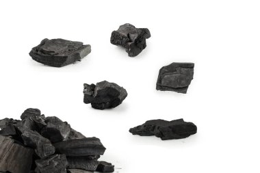 Beyaz arka planda siyah meşe kömürü izole edilmiş. 