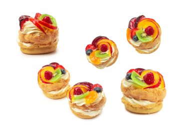 Beyaz üzerine izole edilmiş kremalı ve meyveli kek.. 