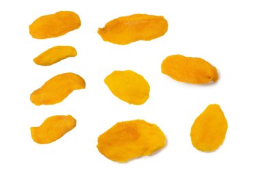 Beyaz arka planda izole edilmiş kuru, lezzetli mango dilimleri. Üst görünüm. 