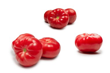 Beyaz arka planda kırmızı taze domates.. 