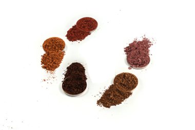 Makyaj malzemeleri. Göz farı ezilmiş palet, beyaz arka planda izole edilmiş renkli göz farı tozu..