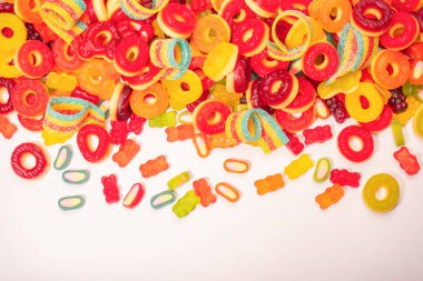 Renkli sakızlı şekerler. Üst Manzara. Jöleli çörekler. Jelibon. Beyaz bir arkaplanda izole edilmiş. 